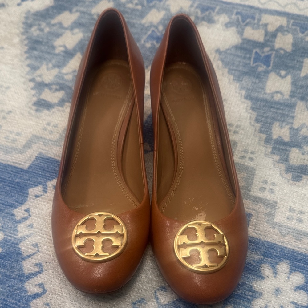 Tory Burch Tan Leather Heels with Gold Logo